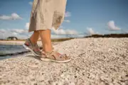 New Feet naisten sandaalit kahdella soljella, kaunis keväinen monivärinen vaalea kuosi, kesäkengät, naisten sandaalit, rantasandaalit, kuva rannalla