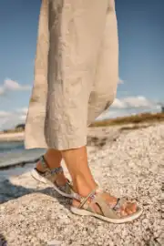 New Feet naisten sandaalit kahdella soljella, kaunis keväinen monivärinen vaalea kuosi, kesäkengät, naisten sandaalit, rantasandaalit, kuva rannalla