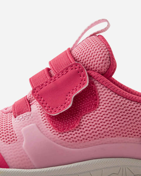 Kuvattu yksityyiskohta tarrakiinnityksestä, Reimatec tepastelu paljasjalkakengät Sunset pink