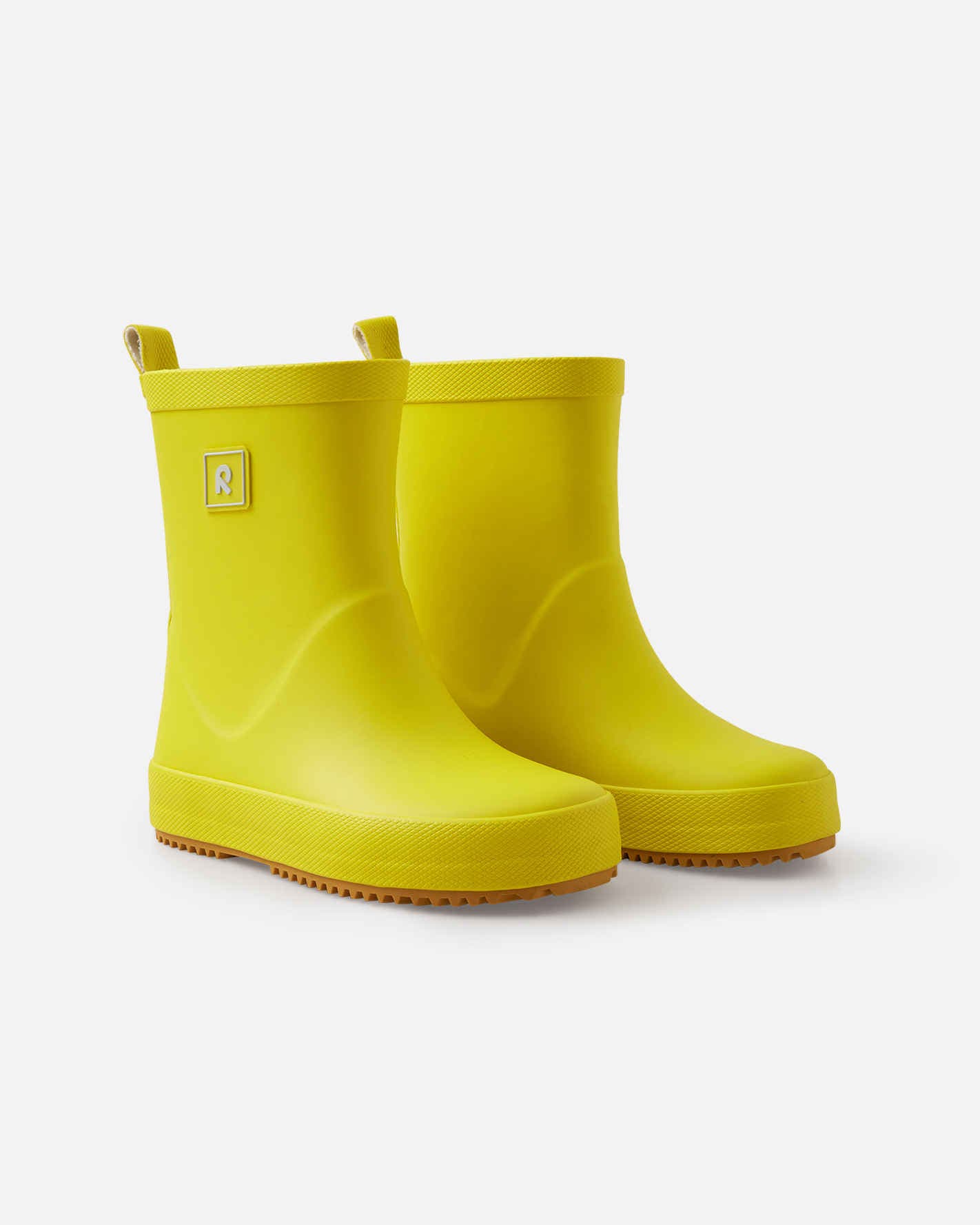 Reima paljasjalkakumisaapas keltainen, Yellow, kuvattuna molemmat saappaat vierekkäin